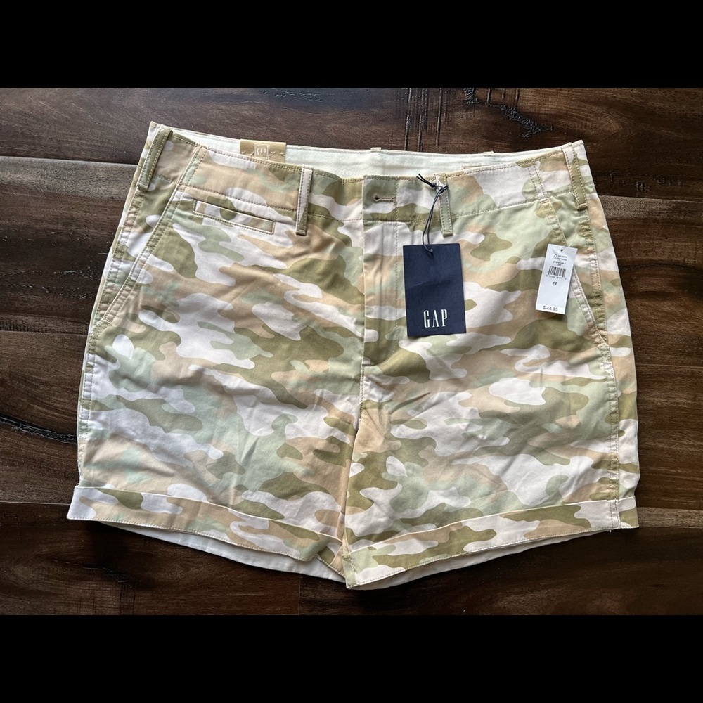 Gap Women’s 5” Khaki Shorts. Size: 12
